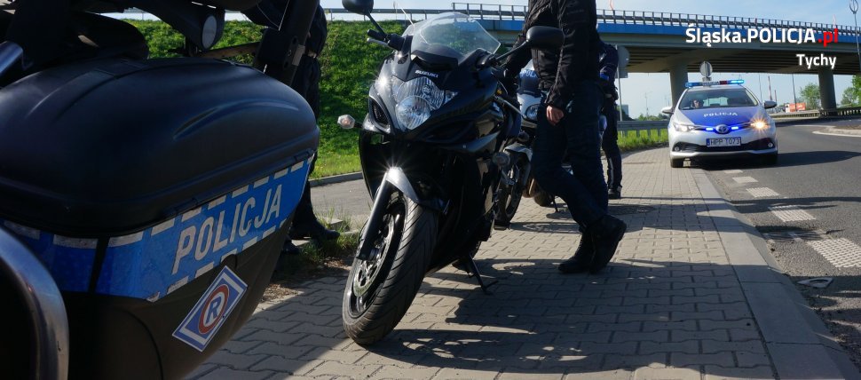 Obrazek przedstawia dwóch policjantów siedzących na policyjnych motocyklach