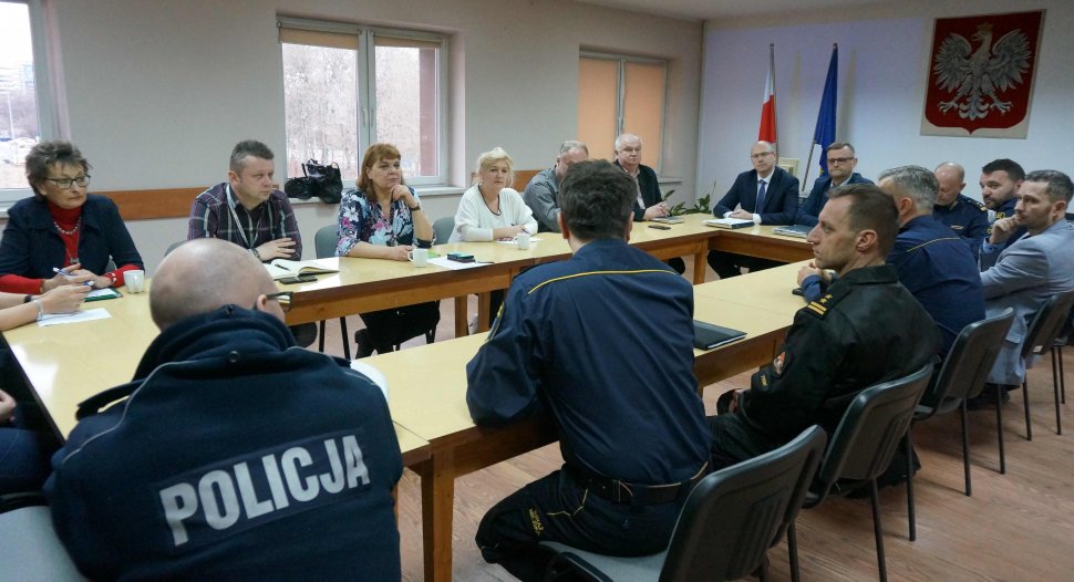 Zdjęcie przedstawia funkcjonariusze z Komendy Miejskiej Policji w Tychach, Państwowej Straży Pożarnej, Straży Miejskiej, Urzędu Miasta Tychy, administratorów wielu nieruchomości oraz przedstawicieli spółdzielni mieszkaniowych. na spotkaniu w sprawie akcji zastawiania dróg pożarowych