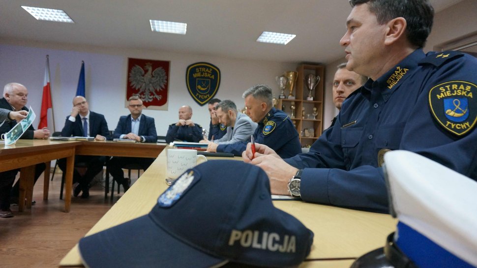 Zdjęcie przedstawia funkcjonariusze z Komendy Miejskiej Policji w Tychach, Państwowej Straży Pożarnej, Straży Miejskiej, Urzędu Miasta Tychy, administratorów wielu nieruchomości oraz przedstawicieli spółdzielni mieszkaniowych. na spotkaniu w sprawie akcji zastawiania dróg pożarowych