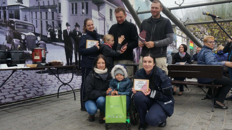 Obrazek przedstawia dwóch nieumundurowanych policjantów, do jednego z nich przytula się córka, na zdjęciu także dwie umundurowane policjantki oraz 6-letni chłopiec na wózku inwalidzkim z mamą 