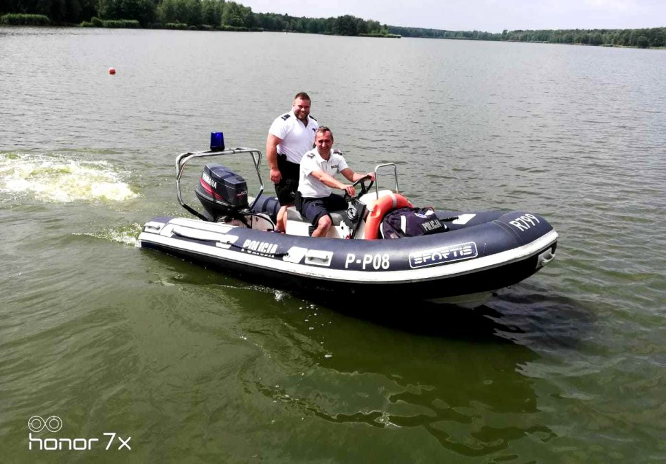 Dwóch policjantów na natorówce, pływaja po jeziorze Paprocany