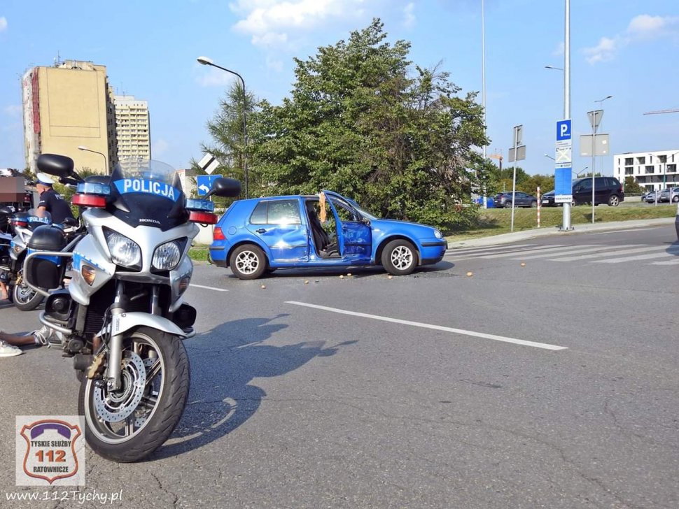 Na zdjęciu widoczny policyjny motocykl oraz volkswagen golf koloru niebieskiego, który brał udział w wypadku.