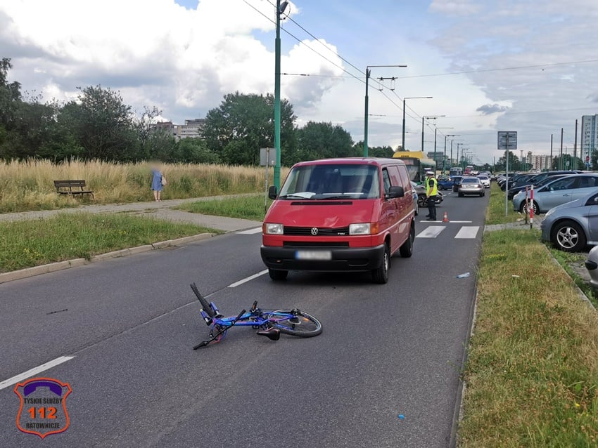 Na zdjęciu widoczny samochód volkswagen przed nim leży na jezdni rower. 