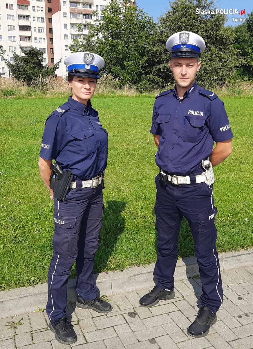 dwoje umundurowanych policjantów Wydziału Ruchu Drogowego KMP w Tychach