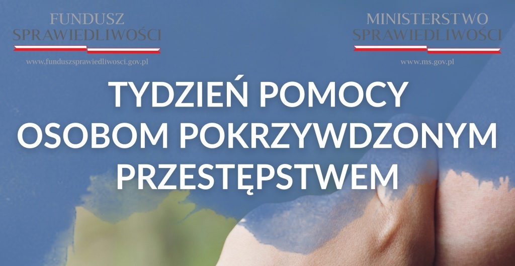 Na zdjęciu plakat z napisem Tydzień Pomocy Osobom Pokrzywdzonym Przestępstwem. W prawym górnym rogu napis Ministerstwo Sprawiedliwości. W lewym górnym rogu napis Fundusz Sprawiedliwości. Pod napisami grafika przedstawiająca flagę Polski oraz adresy stron internetowych wyżej wymienionych instytucji.