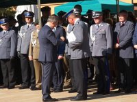 Prezydent Tychów Andrzej Dziuba przekazuje kluczyki do nowych radiowozów Komendantowi Komendy Miejskiej Policji w Tychach insp. Dariuszowi Nowakowi