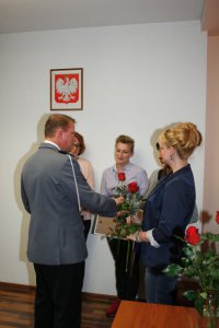 Komendant Miejski Policji w Tychach insp. Dariusz Nowak podczas wręczania listów gratulacyjnych dla pracowników Służby Cywilnej