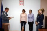 Komendant Miejski Policji w Tychach insp. Dariusz Nowak podczas wręczania listów gratulacyjnych dla pracowników Służby Cywilnej