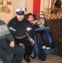policjanci na spotkaniu z osobami niepełnosprawnymi