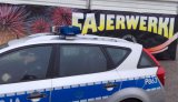 policjanci kontrolują stanowiska z fajerwerkami