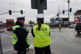 policjanci ręcznie sterują ruchem