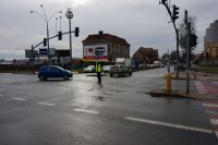 policjanci ręcznie sterują ruchem