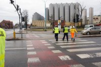 policjanci ręcznie sterują ruchem