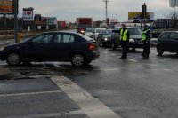 policjanci ręcznie sterują ruchem