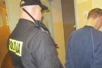 Znieważył i naruszył nietykalność cielesną policjantów