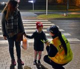 Policjanci rozdawali odblaski w myśl zasady „WIDOCZNY=BEZPIECZNY”