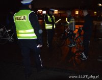 Policjanci rozdawali odblaski w myśl zasady „WIDOCZNY=BEZPIECZNY”