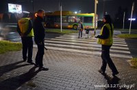 Policjanci rozdawali odblaski w myśl zasady „WIDOCZNY=BEZPIECZNY”