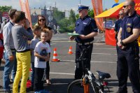 Policjanci poprzez zabawy i konkursy uczą zasad ruchu drogowego