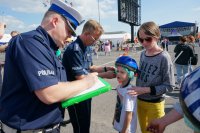 Policjanci poprzez zabawy i konkursy uczą zasad ruchu drogowego