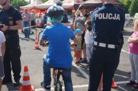 Policjanci poprzez zabawy i konkursy uczą zasad ruchu drogowego