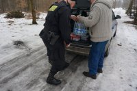 Policjanci nie czekają na falę mrozów już teraz pomagają bezdomnym