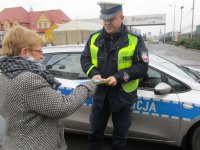 Policjanci rozdają opaski odblaskowe podczas działań „NURD&quot;