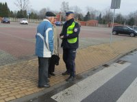 Policjanci rozdają opaski odblaskowe podczas działań „NURD&quot;