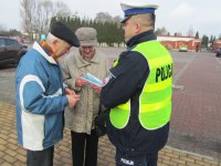 Policjanci rozdają opaski odblaskowe podczas działań „NURD&quot;