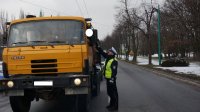 Policjanci kontrolują trzeźwość kierujących