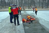 Policjanci, strażacy oraz ratownicy WOPR-u o bezpieczeństwie nad wodą