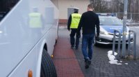 Policjanci dbają o bezpieczeństwo małych podróżnych