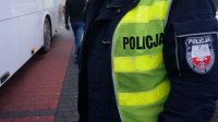 Policjanci dbają o bezpieczeństwo małych podróżnych