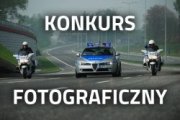 Obrazek przedstawia jadący radiowóz, a po bokach jadące motocykle policyjne oraz zapis konkurs fotograficzny