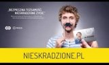 Obrazek przedstawia mężczyznę i napis: nieskradzione.pl