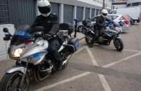 Obrazek przedstawia dwóch policjantów siedzących na policyjnych motocyklach