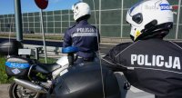 Obrazek przedstawia dwóch policjantów siedzących na policyjnych motocyklach