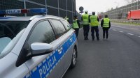 Obrazek przedstawia policjanta z drogówki oraz funkcjonariuszy inspekcji ochrony środowiska i ITD, z prawej strony stoi radiowóz