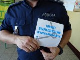 obrazek przedstawia umundurowanego policjanta trzymającego ulotkę z tekstem Turniej Bezpieczeństwa w Ruchu Drogowym 2019