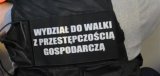 Obrazek przedstawia część umundurowania, na którym widnieje napis &quot;Wydział do walki z przestępczością gospodarczą&quot;