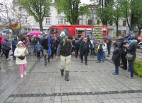 Obrazek przedstawia dwóch policjantów Michała i Piotra, których witają zgromadzone na rynku w Ustroniu osoby. W tle wóz strażacki