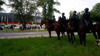 Na obrazku widać policjantów na koniach oraz w tle stadion