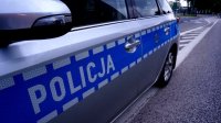 Obrazek przedstawia napis &quot;POLICJA&quot; na radiowozie