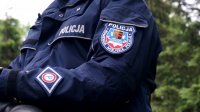 Obrazek przedstawia zbliżenie na mundur i naszywkę policji konnej z Chorzowa