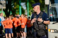 Na obrazku widoczny umundurowany policjant wydziału prewencji