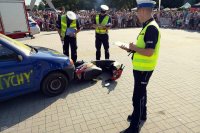 Na zdjęciu trzech policjantów &quot;obsługuje&quot; zdarzenie drogowe podczas symulacji wypadku z udziałem motocyklisty