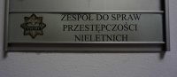 Napis &quot;Zespół do spraw przestępczości nieletnich&quot;, po lewej stronie logo Komendy Miejskiej Policji w Tychach