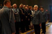 Na zdjęciu widoczni policjanci w umundurowaniu galowym, wszyscy stoją, stojący tyłem naczelnik skład meldunek Zastępcy Komendanta Wojewódzkiego Policji w Katowicach oraz Komendantowi Miejskiemu Policji w Tychach.