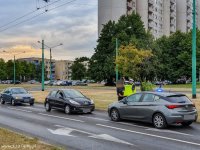 Na zdjęciu widoczni policjanci, którzy rozmawiają z zatrzymanym nietrzeźwym kierującym, obok stoją zatrzymane trzy pojazdy.