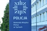 Baner Komendy Miejskiej Policji w Tychach znajdujący się przed komendą.